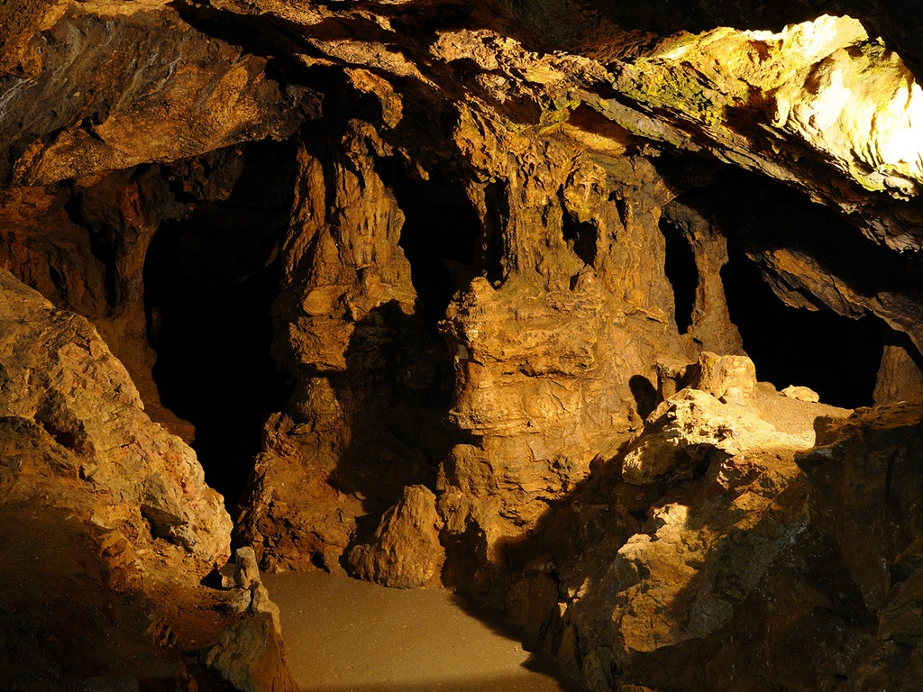Карстовое образование Кизил-Коба (Красные пещеры) в Крыму